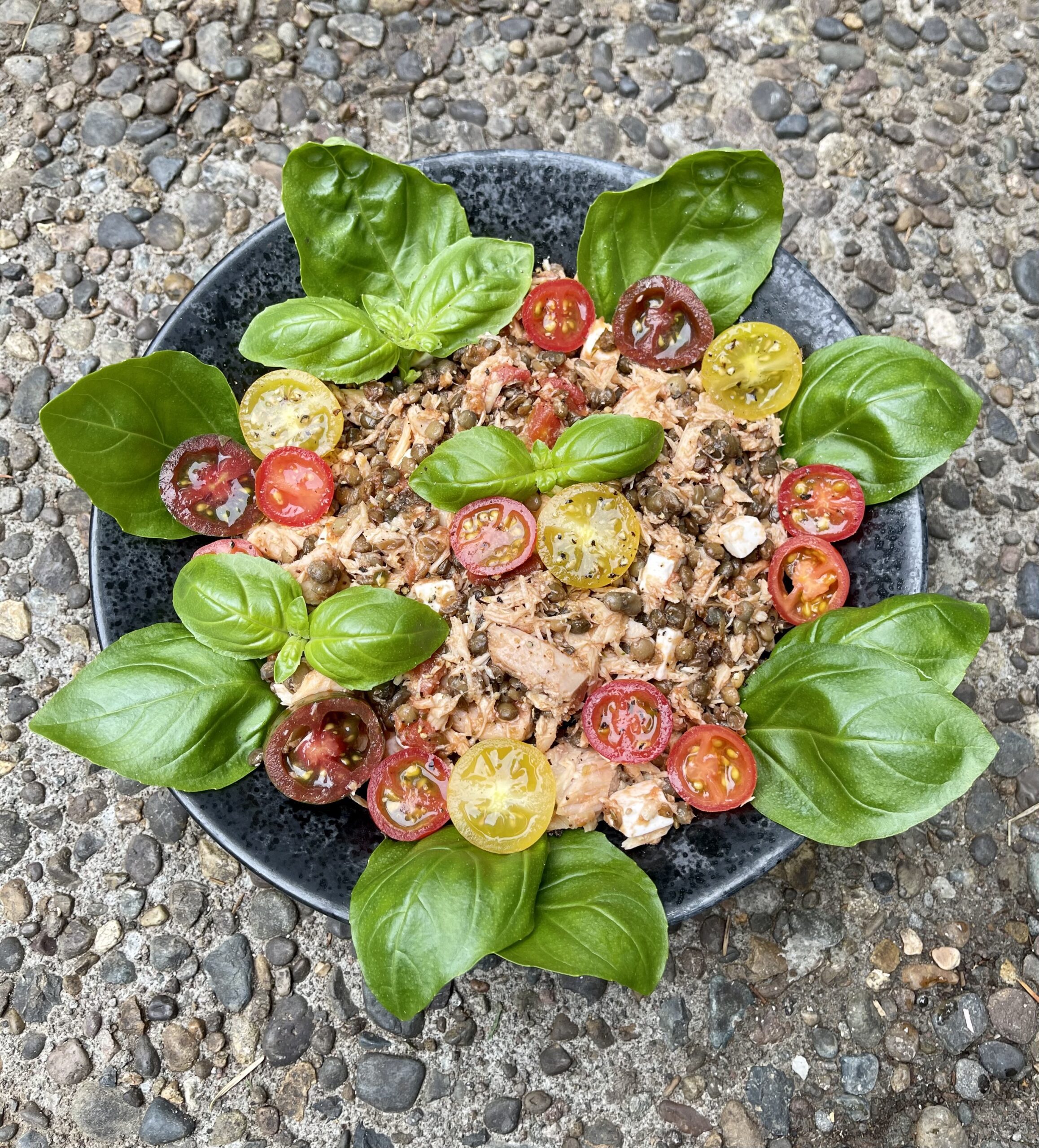 Tuna salad with lentils and bruschetta